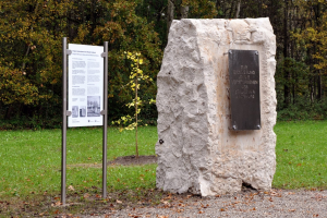 Restaurierter und neu gefasster Gedenkstein - © K.A. Bauer
