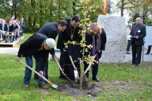 Gedenkfeier 70 Jahre (2015), Vertreter von vier Religionen pflanzen einen Friedensbaum - © C. Fößmeier