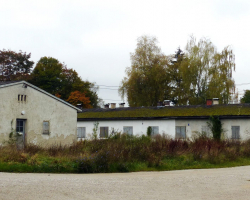 Ehemalige Baracken der Wachsoldaten, die vom Abriss bedroht sind - © G. Strehle