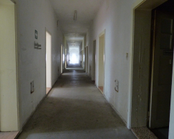 Ehemalige Baracke der Wachsoldaten, Gang in der Baracke - © G. Strehle