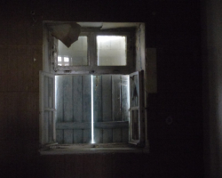 Originale Fenster und Läden aus der Zeit des Lagers - © G. Strehle