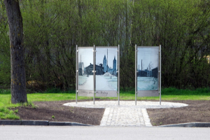 Informationstafeln am ehemaligen Lagereingang - © C. Fößmeier