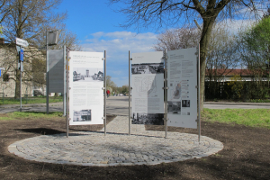 Informationstafeln am ehemaligen Lagereingang - © C. Fößmeier