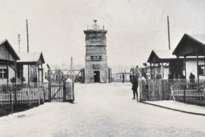 Lagereingang mit Wachturm - © K.A. Bauer