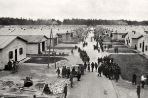 Blick vom Wachturm am Lagereingang in die Lagerhauptstraße - © K.A. Bauer