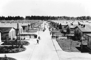 Blick vom Wachturm am Lagereingang in die Lagerhauptstraße - © Stadtarchiv Moosburg