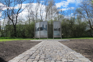 Info am ehemaligen Lagereingang - © C. Fößmeier