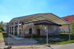 Wetterschutz der baufälligen letzten Gefangenenbaracke 2020 - © G. Strehle