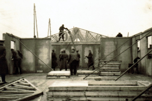 Bau der Baracken durch die Gefangenen - © Stadtarchiv Moosburg