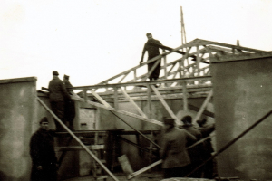 Bau der Baracken durch die Gefangenen - © Stadtarchiv Moosburg