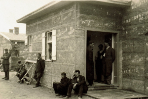 Bau der Baracken durch die Gefangenen - © Stadtarchiv Moosburg