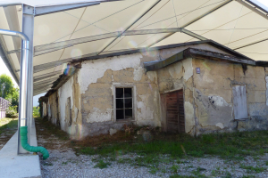 Wetterschutz der baufälligen letzten Gefangenenbaracke 2020 - - © G. Strehle