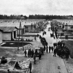 Blick vom Wachturm am Lagereingang in die Lagerhauptstraße - © K.A. Bauer