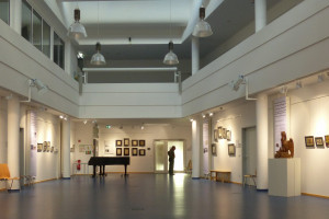 Ausstellung in der Aula der VHS Moosburg - © G. Strehle