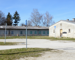 Ehemalige Baracken der Wachsoldaten, die vom Abriss bedroht sind - © C. Fößmeier