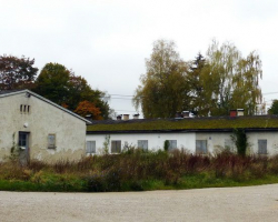 Ehemalige Baracken der Wachsoldaten, die vom Abriss bedroht sind - © G. Strehle